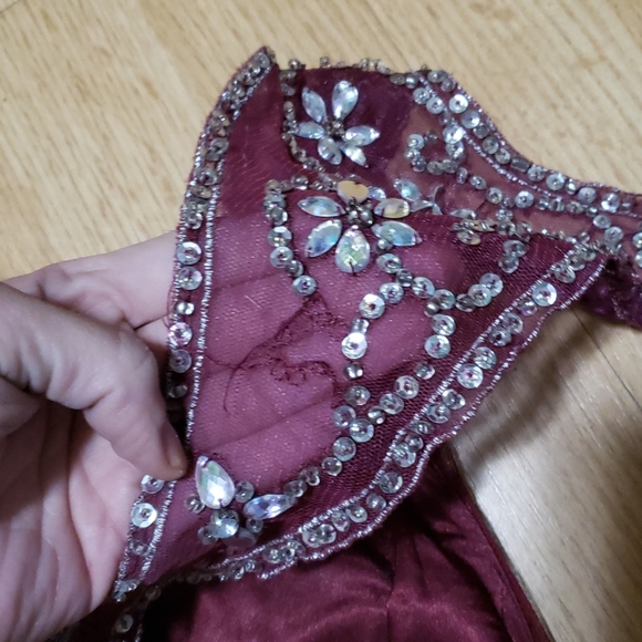 Fun burgandy Dress - Picture 4 of 5